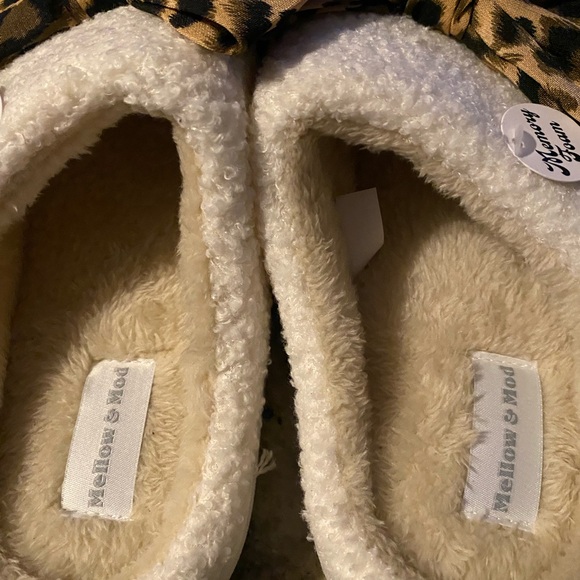 Mellow & Mod Memory Foam Slippers w/ Leopard Print Bow - Picture 3 of 3